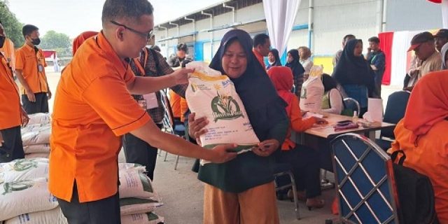 Bansos Mulai Disalurkan, Bulog Optimistis Harga Beras Segera Turun
