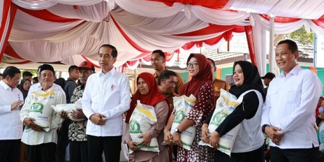 Presiden Serahkan Langsung Bantuan Pangan BULOG Untuk Warga Cilegon Presiden Serahkan Langsung Bantuan Pangan BULOG Untuk Warga Cilegon