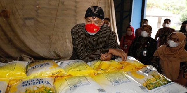 Ganjar Pastikan Logistik Aman di Tengah Potensi Bencana Akibat Cuaca Ekstrem Ganjar Pastikan Logistik Aman di Tengah Potensi Bencana Akibat Cuaca Ekstrem