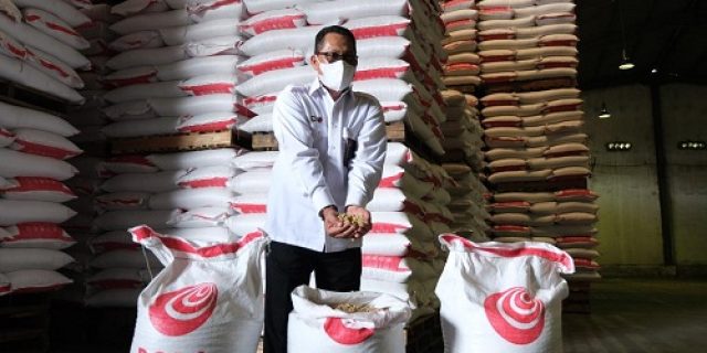 BULOG Salurkan Kedelai Pada Harga Lebih Rendah Untuk Pengrajin Tahu Tempe BULOG Salurkan Kedelai Pada Harga Lebih Rendah Untuk Pengrajin Tahu Tempe