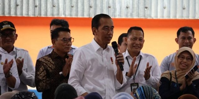 Presiden Dan Dirut BULOG Serahkan Beras Bantuan Pangan Di Sumatera Barat
