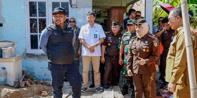 Bupati Gresik Dampingi Kajati Jatim Serahkan Bantuan dan Tinjau Huntara Korban Gempa Bawean