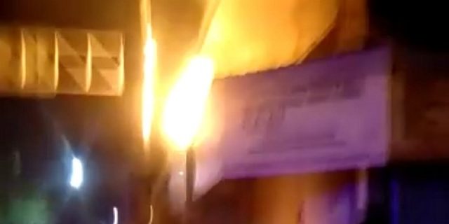 Malam Hari Warga Kota Kediri Dikejutkan Dengan Toko “SARI WANGI” Hangus Dilahap Si Jago Merah
