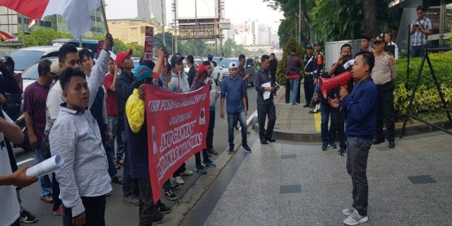 OJK diminta tak ikut berpolitik soal kisruh bank jatim