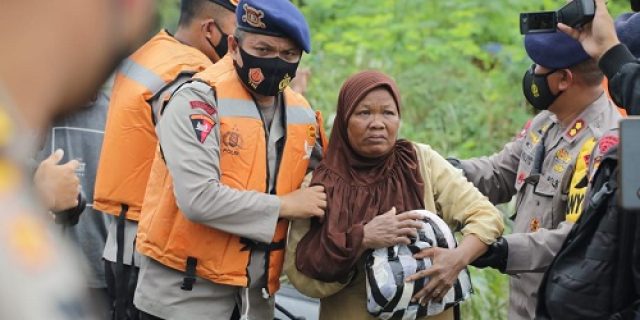 Kapolda Jatim Beri Bantuan Pada Korban Banjir Jombang Daerah Perbatasan Nganjuk