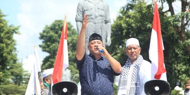 Ribuan Umat Islam Geruduk Grahadi, Minta Cafe Hollywings di Jatim Ditutup