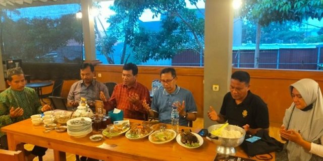Perwakilan Guru MAN 1 Dan MAN 2 Mojokerto Syukuran Atas Mutasi Kepala Sekolahnya