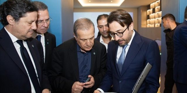 CEO Anadolu memberikan buku “Evidence” kepada menteri Palestina berisi dokumentasi kejahatan Israel di Gaza