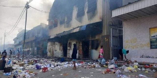 Kerusuhan Anti-China Di Solomon, Sebanyak 100 Toko Milik Warga RRC Diamuk!