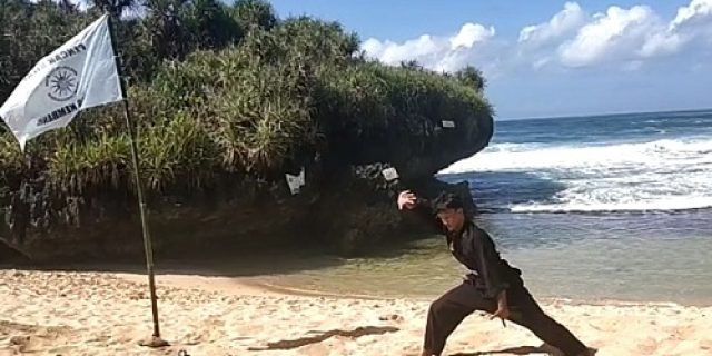 Acara Tahunan, Pencak Silat Cakra Kembang Lakukan Observasi Di Pantai Krakal Gunungkidul