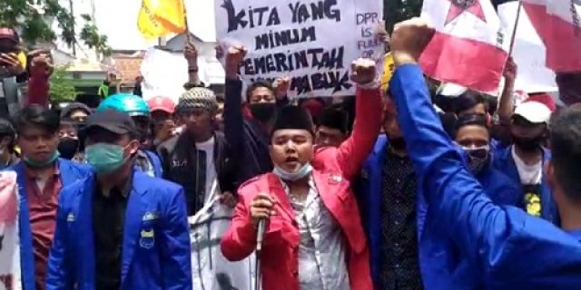Ribuan Mahasiswa Pamekasan Turun ke Jalan Tolak UU Cipta Kerja