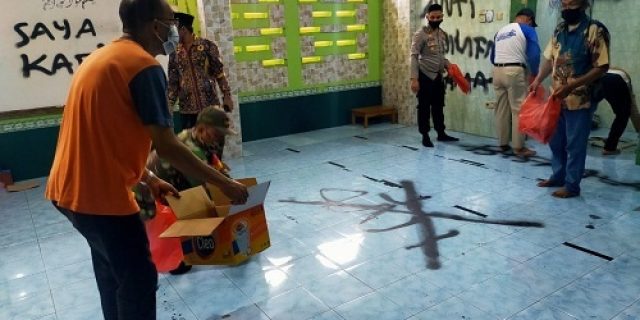 Mereka Makin Berani : Menyobek Dan Mencoret-Coret Al Quran, Menggunting Sajadah, Mencoret Tembok Dan Lantai Musholla