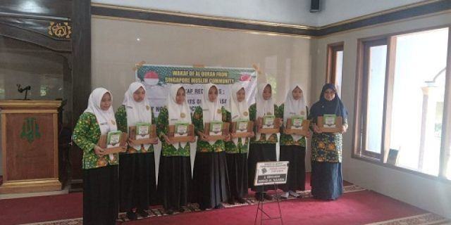 MTs Darul Hikmah Kabupaten Ngawi Menerima 280 Wakaf Al Quran Dari Singapura
