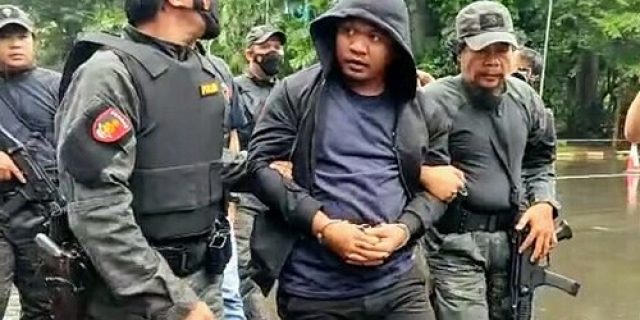 Gerombolan Debt Collector melakukan perampasan satu  unit mobil di Depan Bank BCA Kertosono Gerombolan Debt Collector melakukan perampasan satu  unit mobil di Depan Bank BCA Kertosono