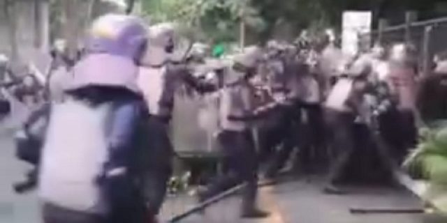 Aktivis 98 Kecam Tindakan Represif Aparat dan Tuntut Keadilan atas Gugurnya Kawan Ojol Pejuang Demokrasi Aktivis 98 Kecam Tindakan Represif Aparat dan Tuntut Keadilan atas Gugurnya Kawan Ojol Pejuang Demokrasi