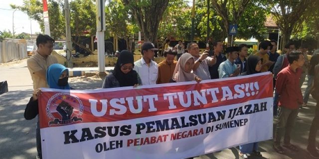 Oknum guru pengguna ijasah palsu dilaporkan ke Polres Sumenep Oknum guru pengguna ijasah palsu dilaporkan ke Polres Sumenep