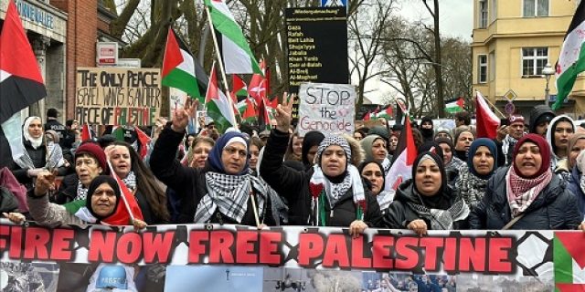 Ribuan orang berkumpul di Berlin dan Jenewa untuk memprotes serangan Israel terhadap Gaza Ribuan orang berkumpul di Berlin dan Jenewa untuk memprotes serangan Israel terhadap Gaza