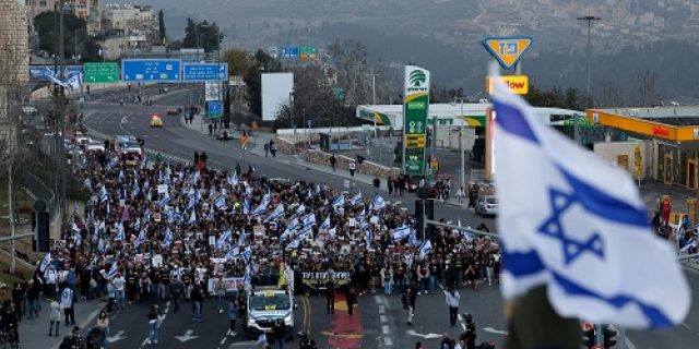 Ribuan orang bergabung dengan keluarga sandera Israel dalam pawai menuju Yerusalem menuntut gencatan senjata Ribuan orang bergabung dengan keluarga sandera Israel dalam pawai menuju Yerusalem menuntut gencatan senjata