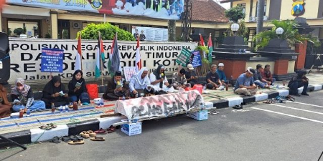 Usung Keranda Didepan Polresta Kediri, Relawan Bela Palestina Kecewa Lambannya Penegakan Hukum Pelaku Penganiaya Aktivis Bela Palestina
