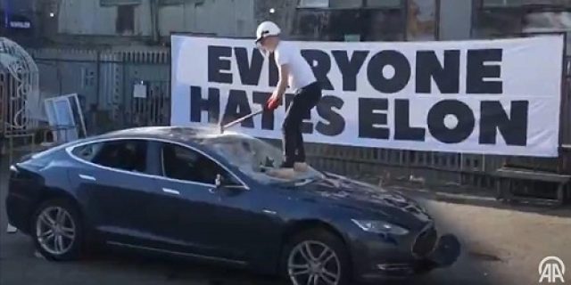 Mobil Tesla dihancurkan dalam unjuk rasa di London yang menargetkan Elon Musk