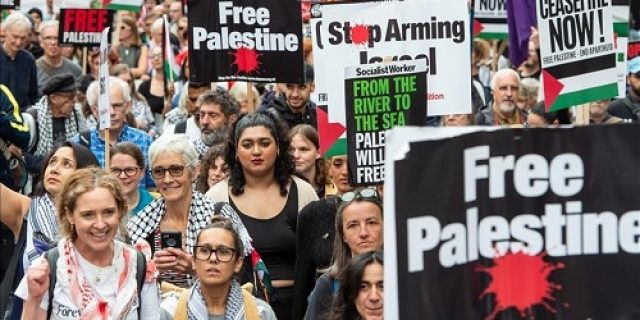 Ribuan orang berbaris ke Kedutaan Besar AS di London untuk menuntut diakhirinya keterlibatan dalam genosida Israel Ribuan orang berbaris ke Kedutaan Besar AS di London untuk menuntut diakhirinya keterlibatan dalam genosida Israel