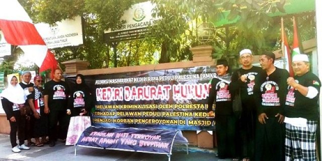 Tuntut Keadilan, Lucu Korban Jadi Tersangka. Puluhan Warga Kediri Demo di Polda Jatim