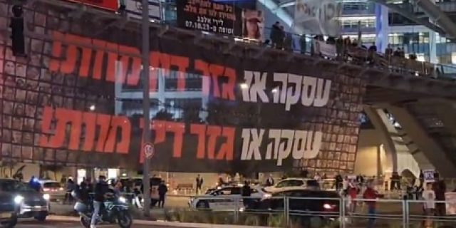 Pengunjuk rasa di Tel Aviv memasang spanduk besar menuntut kesepakatan gencatan senjata