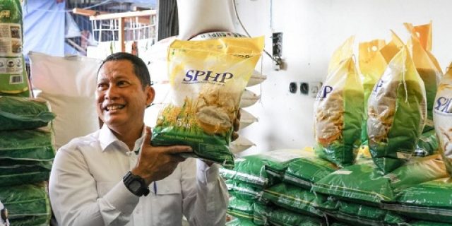 Dirut BULOG “Grebek Pasar”, Pastikan Beras Operasi Pasar (SPHP) Tersedia Sepanjang Tahun Dirut BULOG “Grebek Pasar”, Pastikan Beras Operasi Pasar (SPHP) Tersedia Sepanjang Tahun