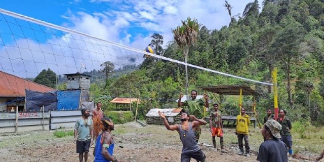 Yonif 433/JS Wujudkan Sarana Olahraga untuk Masyarakat Distrik Dal Dengan Pembangunan Lapangan Voli
