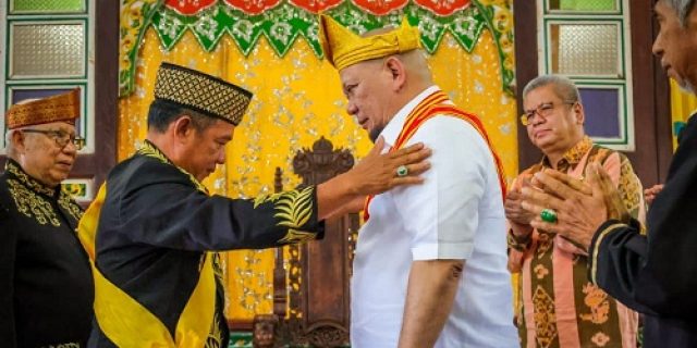 Dianggap Peduli Rakyat, Keraton Pakunegara Tayan Beri Gelar LaNyalla Wira Setya Negara