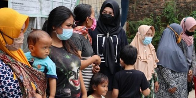Bantu Warga Miskin, Isteri Ketua DPD Adakan Baksos Di Kampung Tangguh Jaya, Jaksel