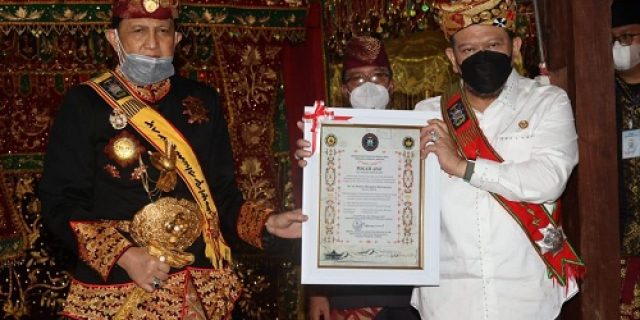 Ketua DPD RI Diangkat Saudara dan Dianugerahi Gelar Adat dari Kerajaan Sekala Brak Kepaksian Pernong