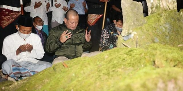 Sampai di Lampung Barat, Ketua DPD Ziarah ke Makam Raja-Raja Sekala Brak Kepaksian Pernong