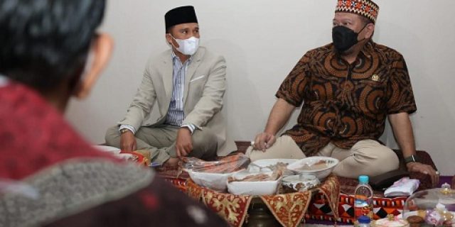 Ketua DPD RI Dijamu Nasi Lakkai Oleh Bupati Lampung Barat