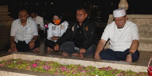 Ketua DPD RI Nyekar ke Makam Bung Karno Ketua DPD RI Nyekar ke Makam Bung Karno