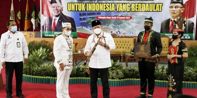 Kunker ke Kalteng, Rektor UPR Beri LaNyalla Mandau