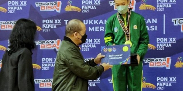 Ketua DPD Serahkan Medali dan Bonus untuk 2 Atlet Senam Jatim Ketua DPD Serahkan Medali dan Bonus untuk 2 Atlet Senam Jatim