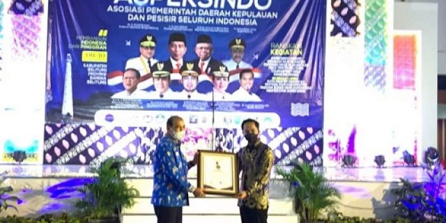Wakil Ketua DPD RI Nono Sampono Terima Penghargaan Tokoh Maritim Pengagas RUU Daerah Kepulauan