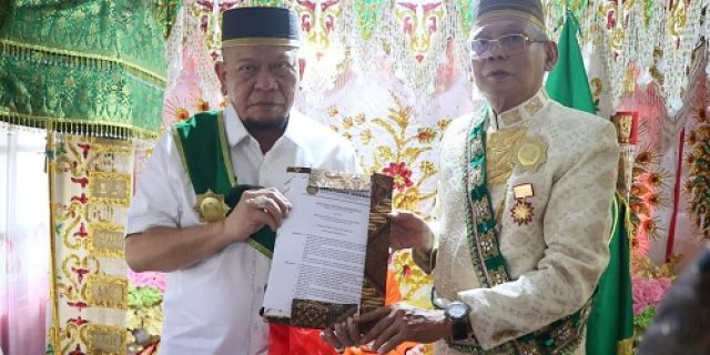 Ketua DPD RI Peroleh Gelar Adat Petta Punggawae To Mappatunru dari Addatuang Sidenreng Ketua DPD RI Peroleh Gelar Adat Petta Punggawae To Mappatunru dari Addatuang Sidenreng
