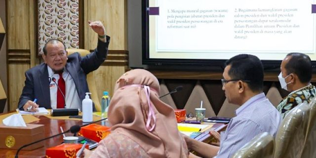 Ujian Tesis S2, LaNyalla Jelaskan Pembajakan Calon Presiden oleh Partai Politik Ciderai Sistem Pancasila Ujian Tesis S2, LaNyalla Jelaskan Pembajakan Calon Presiden oleh Partai Politik Ciderai Sistem Pancasila