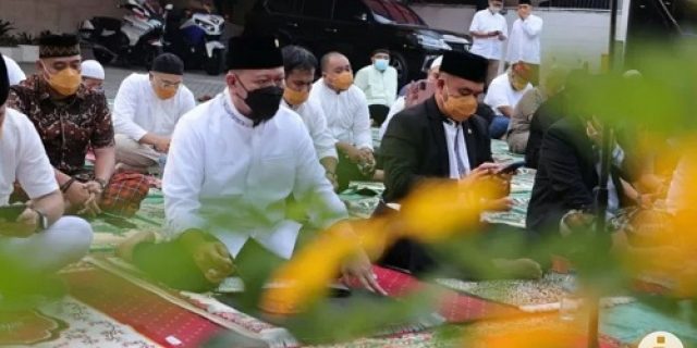 LaNyalla Shalat Idul Fitri di rumah ikuti imbauan pemerintah LaNyalla Shalat Idul Fitri di rumah ikuti imbauan pemerintah