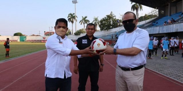 Tinjau SSB LaNyalla FC, Ketua DPD RI Serahkan Bantuan Peralatan Latihan