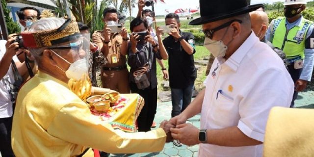 Tiba di Tarakan, Ketua DPD RI Disambut Prosesi Adat Tepung Tawar
