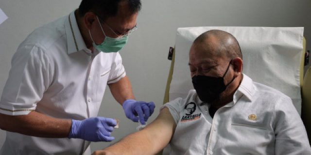 Ketua DPD RI Lakukan Suntik Vaksin Nusantara Ketua DPD RI Lakukan Suntik Vaksin Nusantara