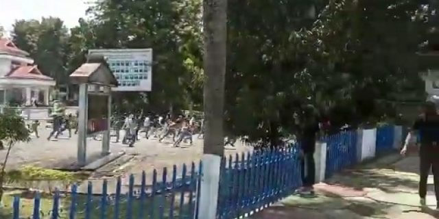 Massa STM SMA Mulai Turun Jalan, Gedung DPRD Kota Jambi Dilempari Batu