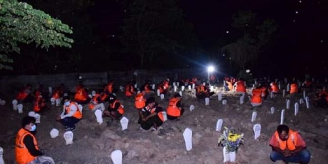 Pelanggar Protokol Kesehatan Di Sidoarjo Dihukum Berdoa Di Makam Korban COVID-19
