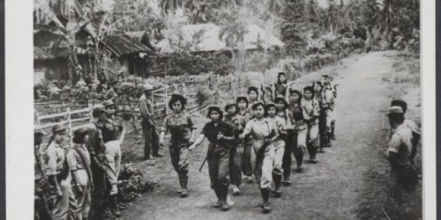 Saksi Mata 1965 : Persaingan Drum Band dan Pengemis Misterius