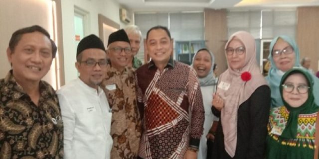 Membedah Visi Misi Calon Walikota Surabaya, Eri Cahyadi dan Armuji Melawan Kotak Kosong Membedah Visi Misi Calon Walikota Surabaya, Eri Cahyadi dan Armuji Melawan Kotak Kosong