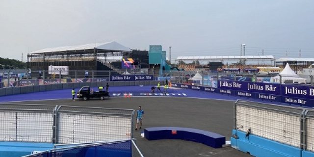 Anies, Warga Biasa Yang Nonton Formula E Anies, Warga Biasa Yang Nonton Formula E