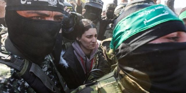 Orang tua dari korban penculikan Israel berbicara setelah putri mereka dibebaskan dari Gaza